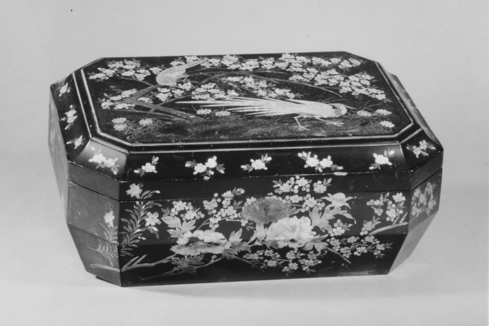 Kit de costura con bobinas de hilo y botones.