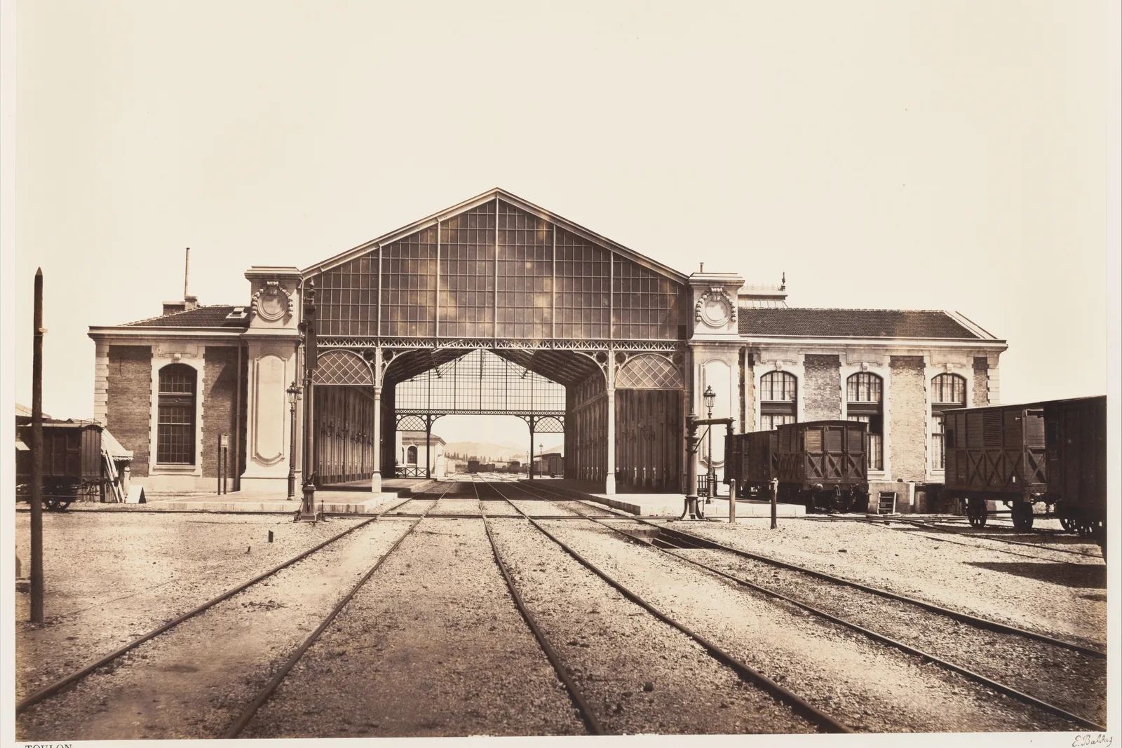 Cruce ferroviario con vías divergentes